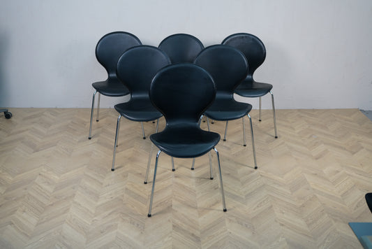 Sæt med 6 sorte spisestole i skind med krom stel set forfra