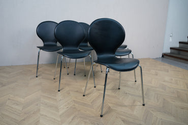 Sæt med 6 sorte spisestole i skind med krom stel set fra siden