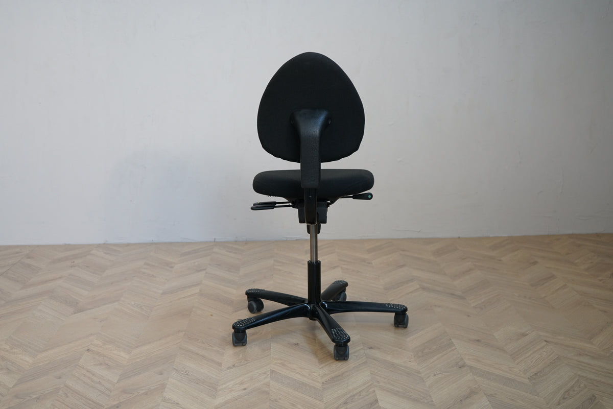 HÅG H04 Credo kontorstol i sort stof – ergonomisk kontorstol