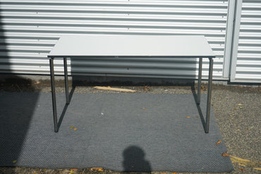 Four Design kantinebord med hvid laminat bordplade og krom stel set forfra – 140x70 cm