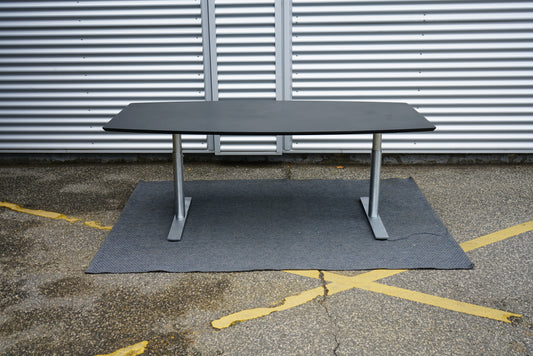 Dencon Tøndeformet Mødebord | Sort Linoleum 200x110