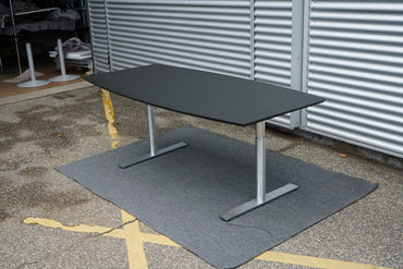 Dencon Tøndeformet Mødebord | Sort Linoleum 200x110