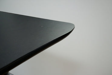 GUBI Hæve-Sænkebord 180×100 – Sort Linoleum med Mavebue