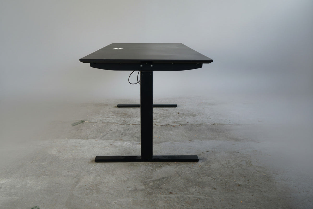 Dencon hæve-sænkebord 180×90 – Sort linoleum