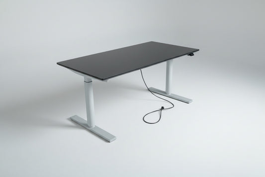 Holmris B8 hæve-sænkebord 140x80 – Sort linoleum med kabelbakke