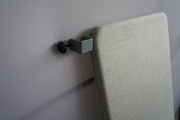 Close-up af creamfarvet Abstracta bordskærm med tekstil og kantdetalje