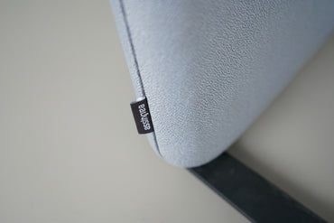 Close-up af grå tekstiloverflade på Abstracta gulvskærm med sort ben