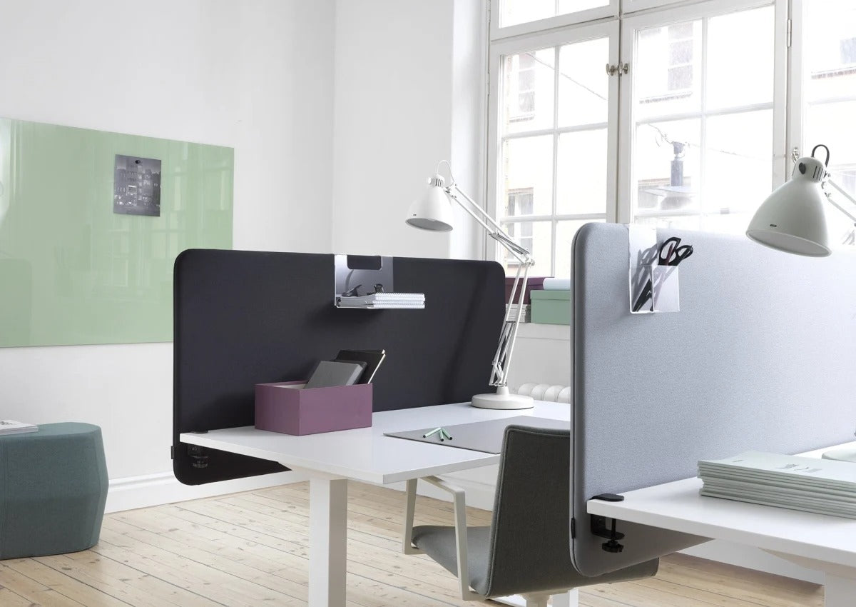 Abstracta Softline 30 bordskærm i sort i kontormiljø, der skaber støjdæmpning og privatliv.