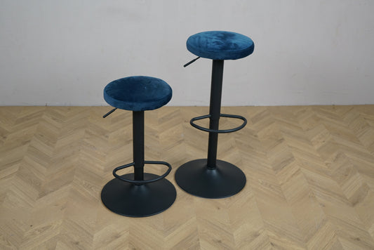 Actona barstol sæt med 2 stk i blå Alcantara og sort stel set forfra.