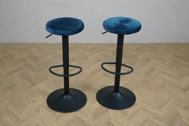 Actona barstole i blå Alcantara med sort stel set fra skrå vinkel.