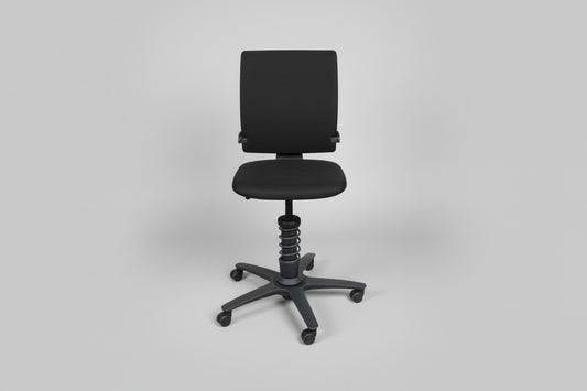 Swopper Aeris 3Dee ergonomisk kontorstol i sort Alcantara set forfra med sort fodkryds og bløde hjul.