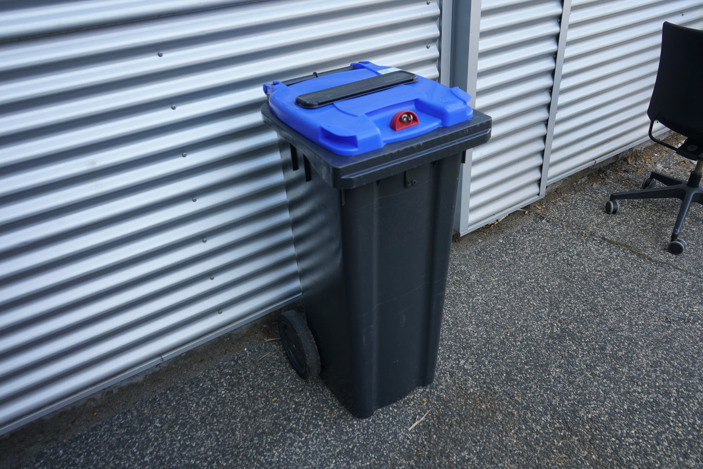 Blå affaldscontainer på 140 liter med hjul set fra højre side – solid plastbeholder til affaldshåndtering