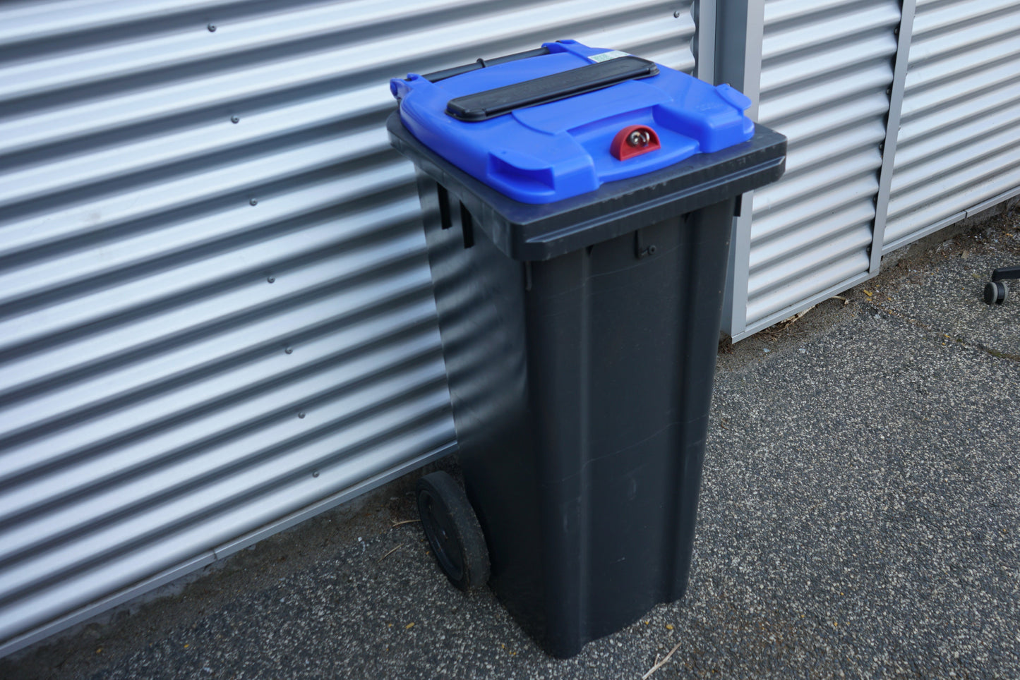 Blå affaldscontainer på 140 liter med hjul set fra højre side – solid plastbeholder til affaldshåndtering