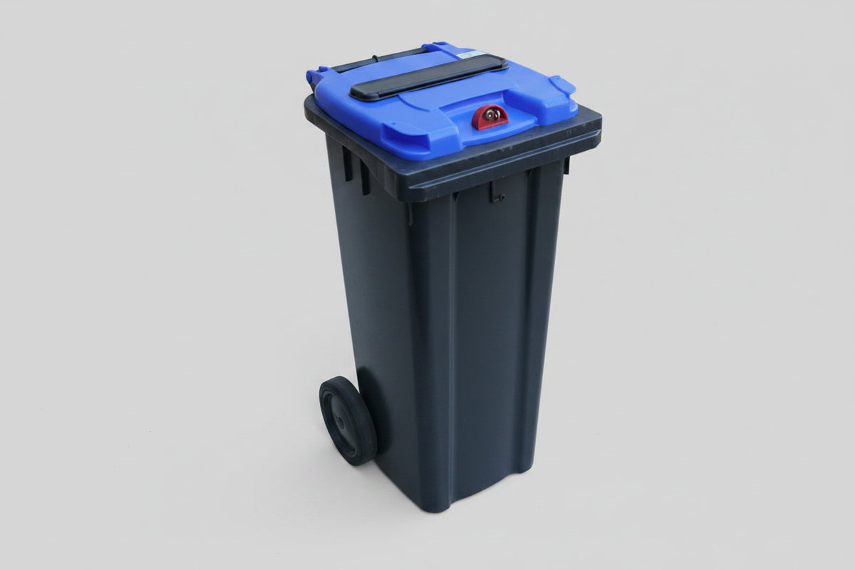 Blå affaldscontainer på 140 liter med hjul set fra højre side – solid plastbeholder til affaldshåndtering