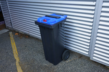 Affaldscontainer blå 140 liter med hjul set fra venstre side – praktisk udendørs container til husholdning og erhverv