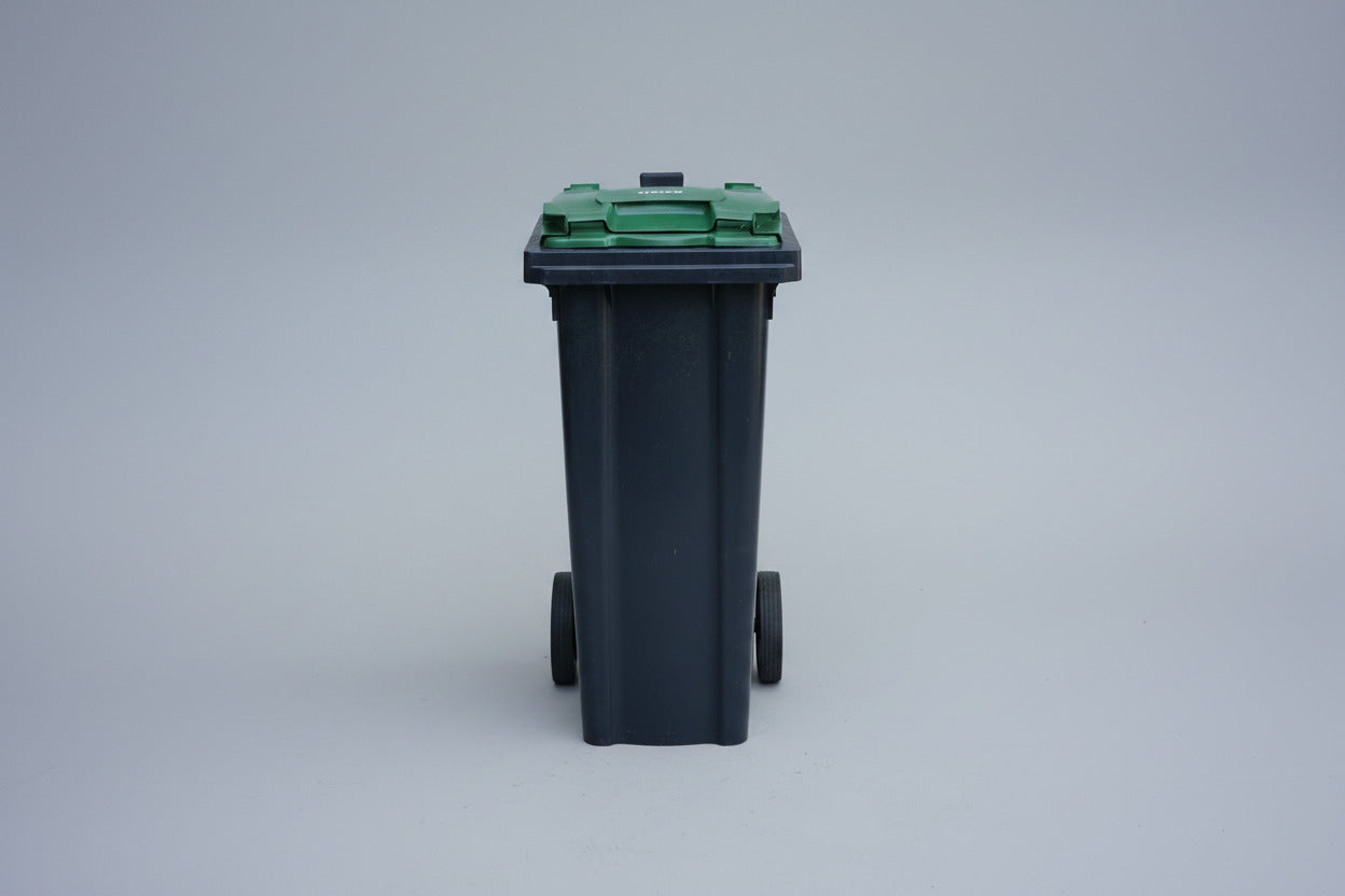 Grøn affaldscontainer 140 liter med hjul set forfra – robust udendørs skraldespand til affaldssortering