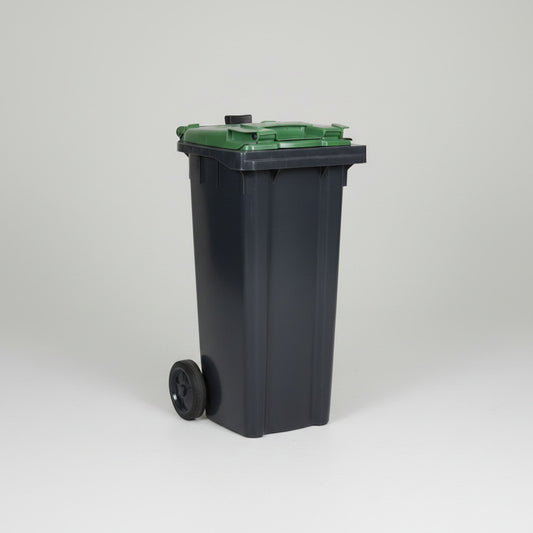 Grøn affaldscontainer på 140 liter med hjul set fra højre side – solid udendørs container til affaldshåndtering