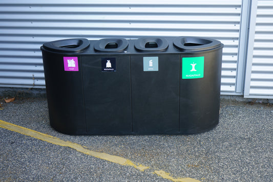 Affaldssorteringsstation med 4 rum 158x80x45 cm – plast, restaffald, metal og madaffald set forfra