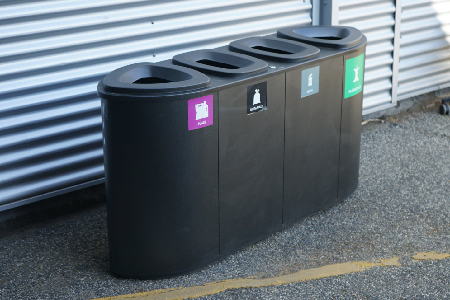 Affaldssorteringsstation med 4 rum set fra højre skrå vinkel – praktisk affaldsløsning til plast, restaffald, metal og madaffald