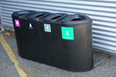 Affaldssortering med 4 rum i sort design set fra venstre skrå vinkel – sorteringsstation til plast, restaffald, metal og madaffald