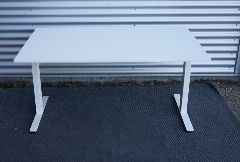 Bagfra visning af AJ Products hæve-sænkebord i hvid 140x80 cm med elektrisk stel og moderne design.