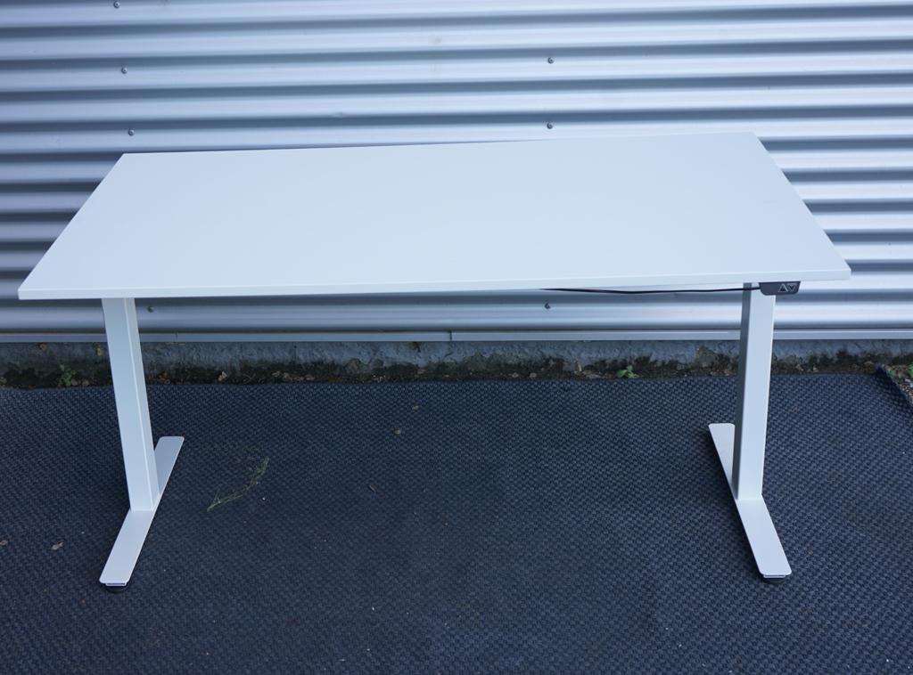 Frontvisning af elektrisk hæve-sænkebord fra AJ Products i 140x80 cm med hvid bordplade og justerbart stel.