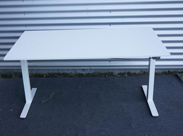 Frontvisning af elektrisk hæve-sænkebord fra AJ Products i 140x80 cm med hvid bordplade og justerbart stel.