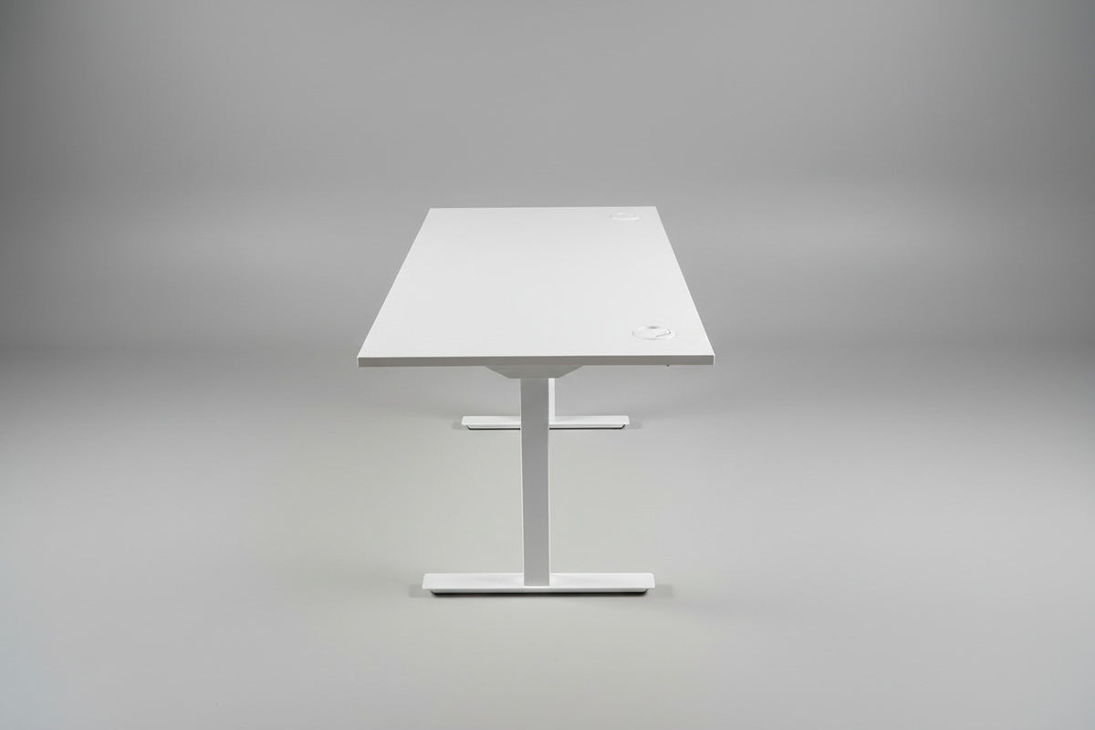 AJ Products hæve-sænkebord i hvid laminat set fra siden med robust stel og kabelbakke.
