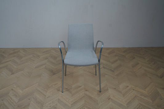 Akaba Gorka konference stol i grå med 45 cm siddehøjde set forfra – fuldt polstret med elegant kromstel.