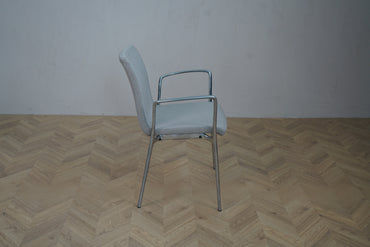 Akaba Gorka konference stol i grå set fra siden – polstret sæde og ryg med stilrent kromstel.