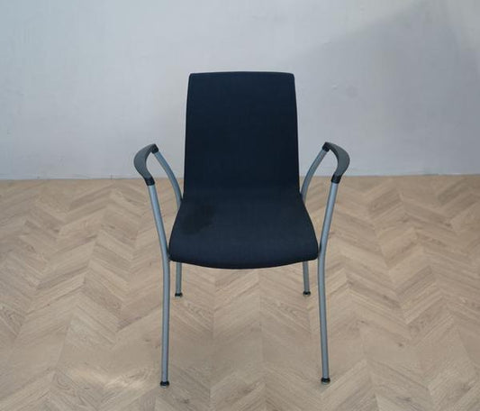 Frontbillede af Akaba Gorka mørkeblå mødestol med armlæn og siddehøjde 49 cm.