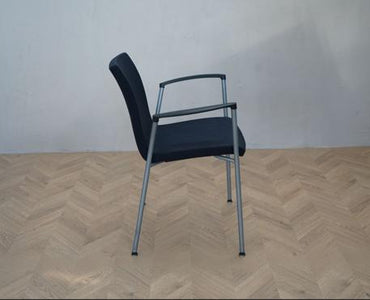 Sidenbillede af Akaba Gorka mørkeblå mødestol med armlæn, designet af Jorge Pensi.