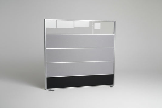 Grå akustisk skærmvæg med fødder set forfra