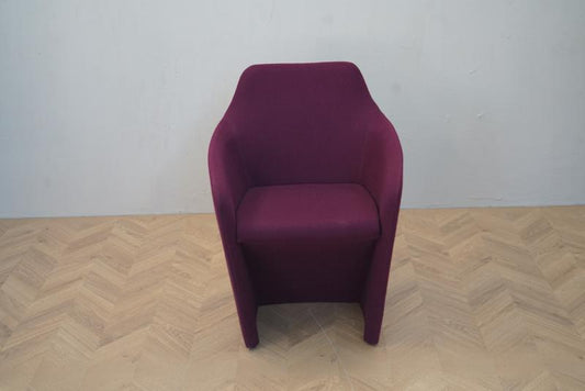 Allemuir Venus lænestol i bordeaux set forfra – moderne kompakt loungestol med polstret sæde