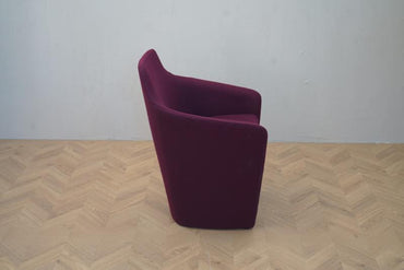 Sidevisning af Allemuir Venus lænestol i bordeaux – ergonomisk design og spandformet komfort