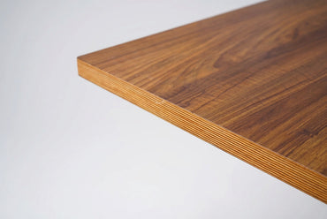Nærbillede af Andersen Furniture konferencebord med elegant bordplade i valnød og skandinavisk design.