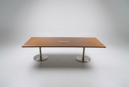 Andersen Furniture mødebord i valnød med to krom søjleben, 295 x 120 cm, set forfra.