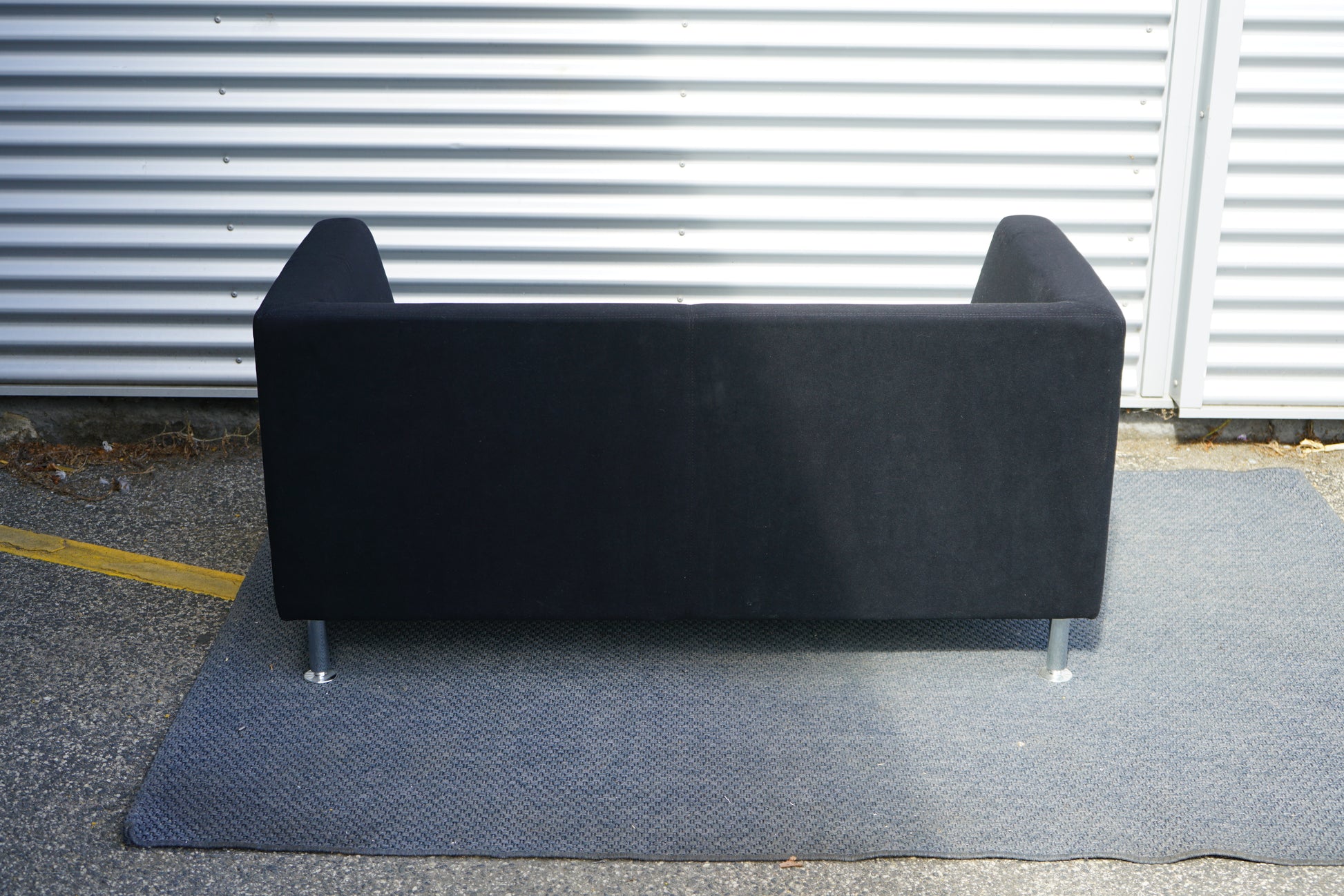 Antares 2-personers sofa 145x65 cm i mørkeblå polstring set bagfra med forkromede ben