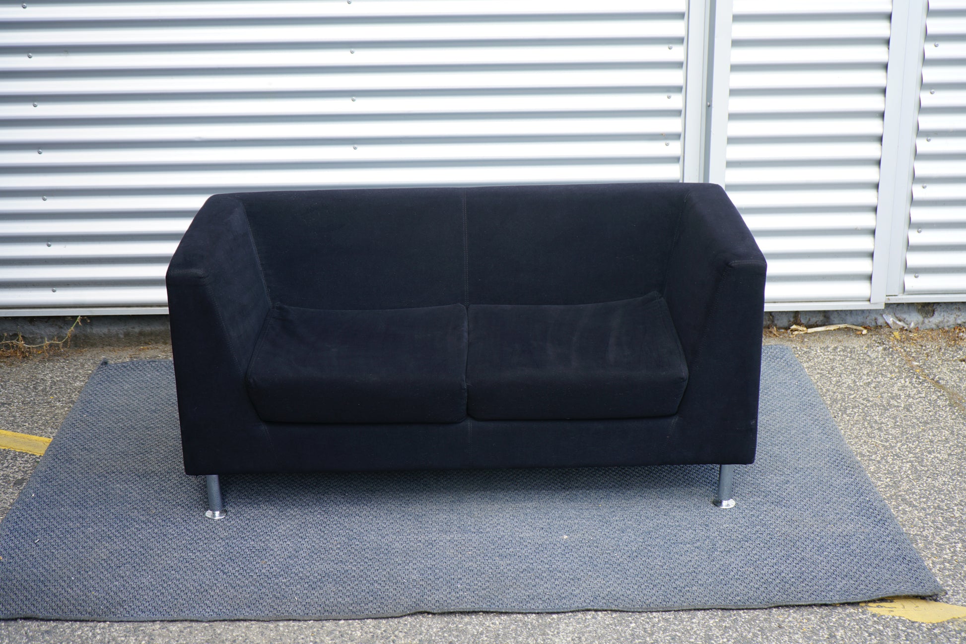Antares 2-personers sofa 145x65 cm i mørkeblå polstring set forfra med elegante forkromede ben