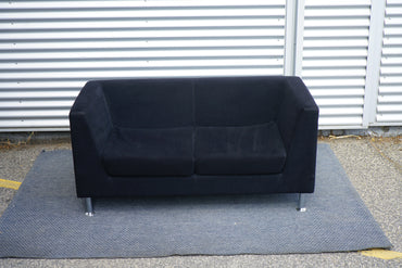 Antares 2-personers sofa 145x65 cm i mørkeblå polstring set forfra med elegante forkromede ben