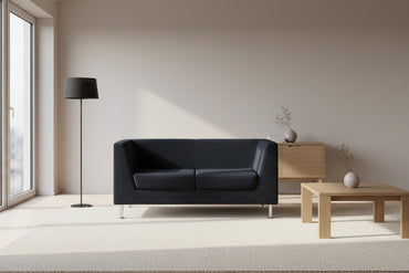 Antares 2-personers sofa 145x65 cm i mørkeblå polstring set forfra med elegante forkromede ben