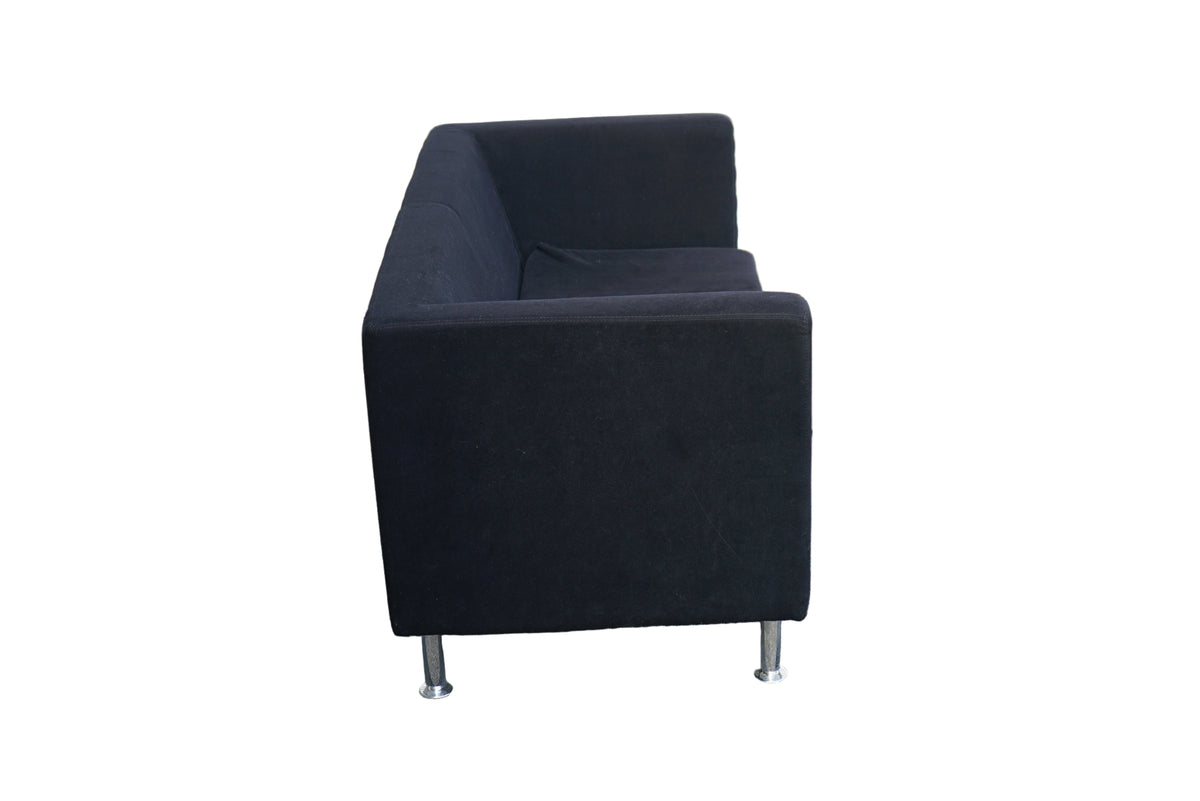 Antares 2-personers sofa 145x65 cm i mørkeblå stof set fra siden med moderne forkromede ben