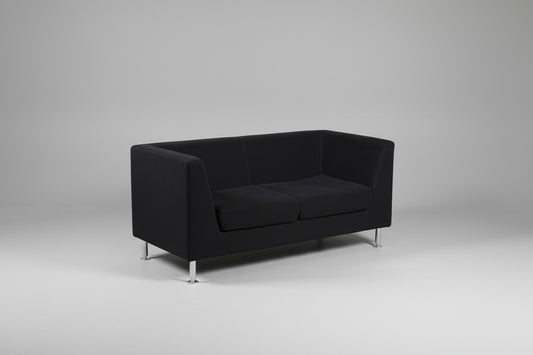 Antares 2-personers sofa 145x65 cm i mørkeblå stof set fra skrå vinkel med forkromede ben