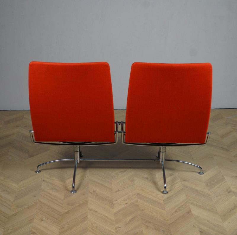 Bagside af Arne Jacobsens dobbel lufthavnssofa i rød – klassisk Fritz Hansen design