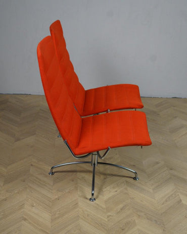 Elegant profil af Arne Jacobsens dobbelte lufthavnssofa i rød – set fra siden