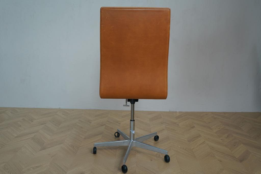 Oxford kontorstol i cognacfarvet læder set bagfra – Fritz Hansen design med hjul og høj ryg