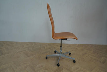 Arne Jacobsen Oxford kontorstol i cognac læder med tilt og hjul – elegant sideprofil fra Fritz Hansen