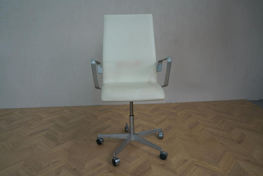 Arne Jacobsen Oxford kontorstol i hvidt læder set forfra – eksklusivt design fra Fritz Hansen