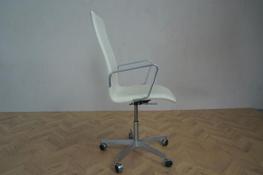Oxford kontorstol i hvid læder designet af Arne Jacobsen – elegant sideprofil med høj ryg og tilt