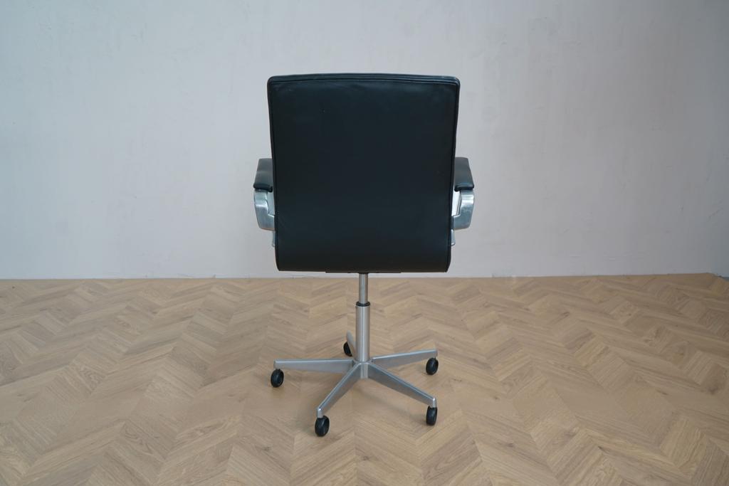 Oxford kontorstol i sort læder set bagfra – elegant ryg og hjul, designet af Arne Jacobsen